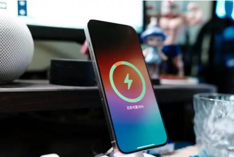 黎安镇苹果15换屏服务分享用什么充电器给iPhone15充电更好 